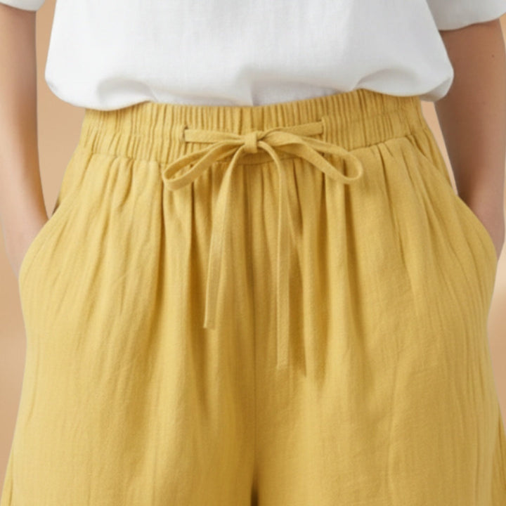 Bermudas casuais femininas para lazer e dia a dia, cintura elástica e comprimento até ao joelho.
