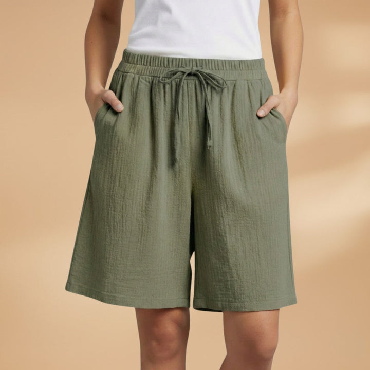 Calções bermudas femininos em cor neutra, design confortável e cintura elástica para o verão.