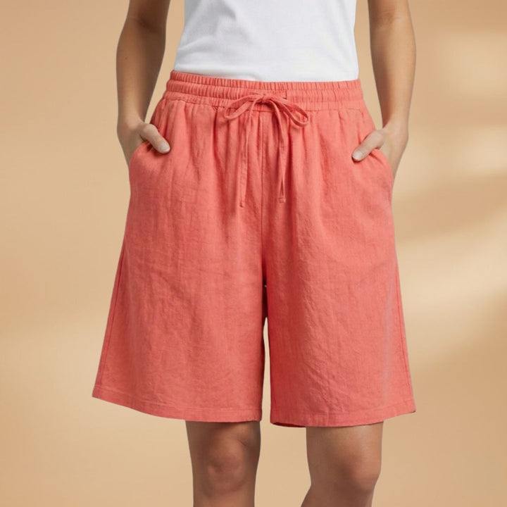 Modelo a exibir calções bermudas femininos confortáveis, cintura elástica e estilo verão casual.