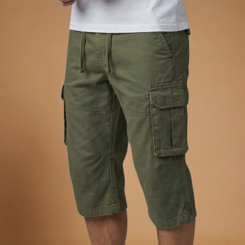 Calções cargo masculinos com bolsos laterais grandes, ideais para guardar pertences. Estilo casual de verão.