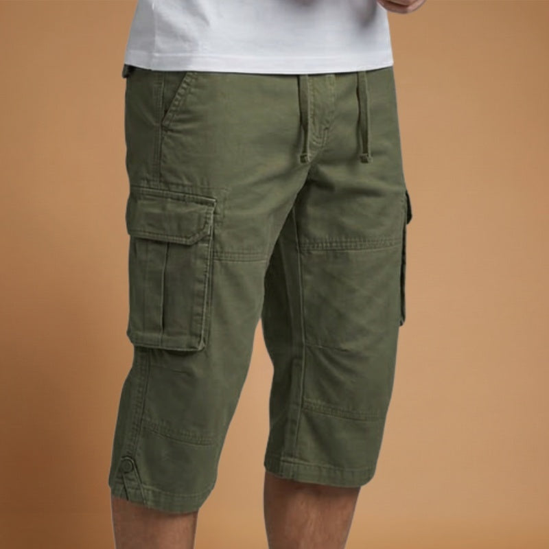 Calções cargo homem em tecido resistente, cor neutra, com bolsos laterais. Perfeitos para verão.