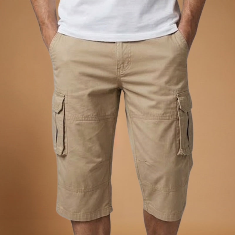 Calções cargo homem com cintura ajustável e bolsos laterais espaçosos. Roupa masculina confortável para o verão.