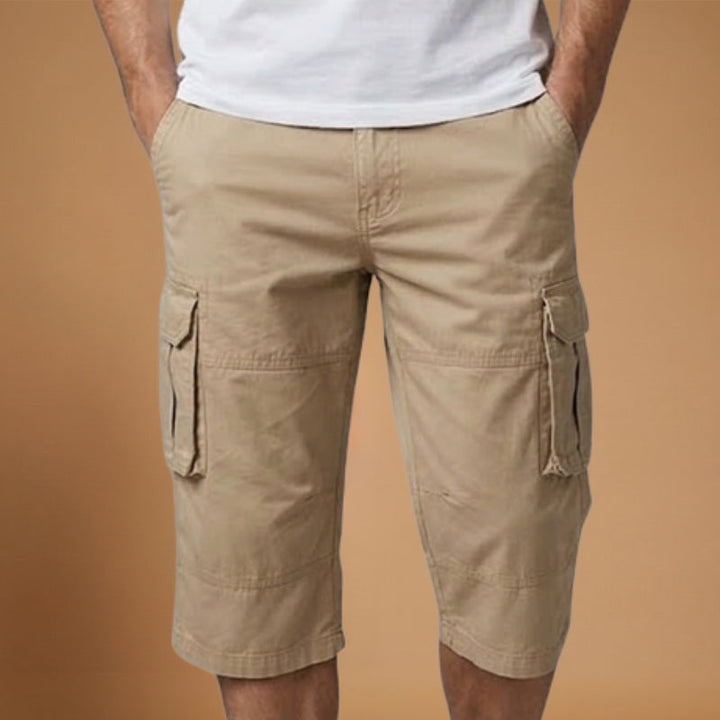 Calções cargo homem com cintura ajustável e bolsos laterais espaçosos. Roupa masculina confortável para o verão.