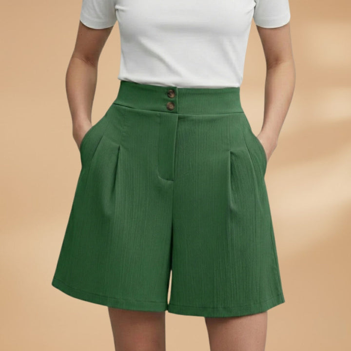 Calções femininos sofisticados com cintura alta e botões, ideais para um look formal de verão.