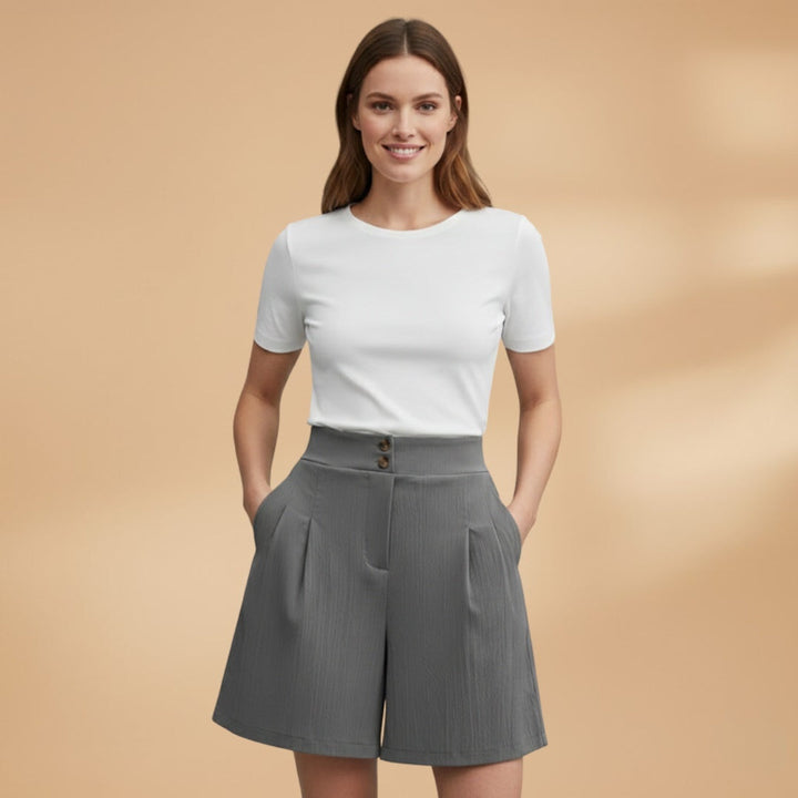 Calções femininos de cintura alta com botões, estilo elegante para um look casual ou formal de verão.