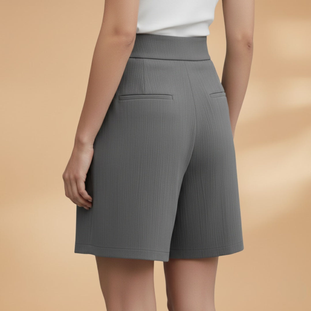 Calções elegantes femininos com cintura alta e botões, tendência de moda para o dia a dia de verão.