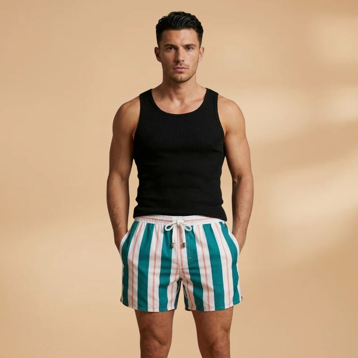 Calções de banho masculinos listrados, ideal para praia. Cós ajustável oferece conforto e estilo no verão.