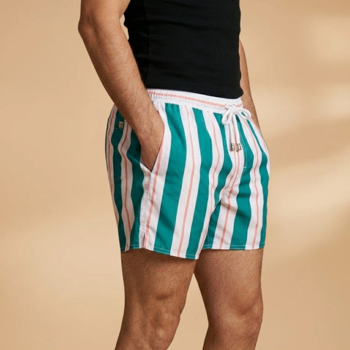 Calção de banho masculino listrado, perfeito para o verão. Estilo moderno para praia e piscina com máximo conforto.