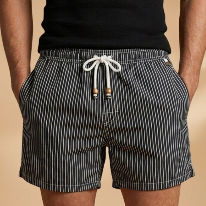 Calções de banho masculinos listrados. Design moderno para a praia e piscina. Conforto e estilo de verão garantidos.
