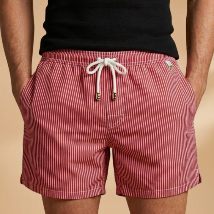 Calções de banho masculinos listrados, ideais para relaxar na praia ou piscina. Estilo e conforto para o verão.