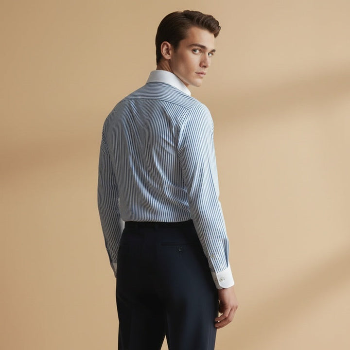 Camisa elegante listrada para homem, manga longa, design profissional para ambiente de trabalho e reuniões.