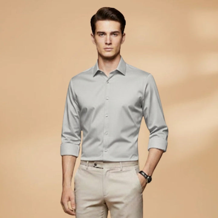 Camisa social masculina elegante, corte slim fit e manga comprida, com design de colarinho clássico e moderno.