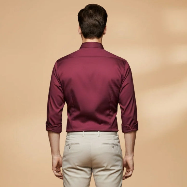 Camisa masculina slim fit elegante, ideal para ocasiões casual smart ou estilo profissional, ajuste perfeito.