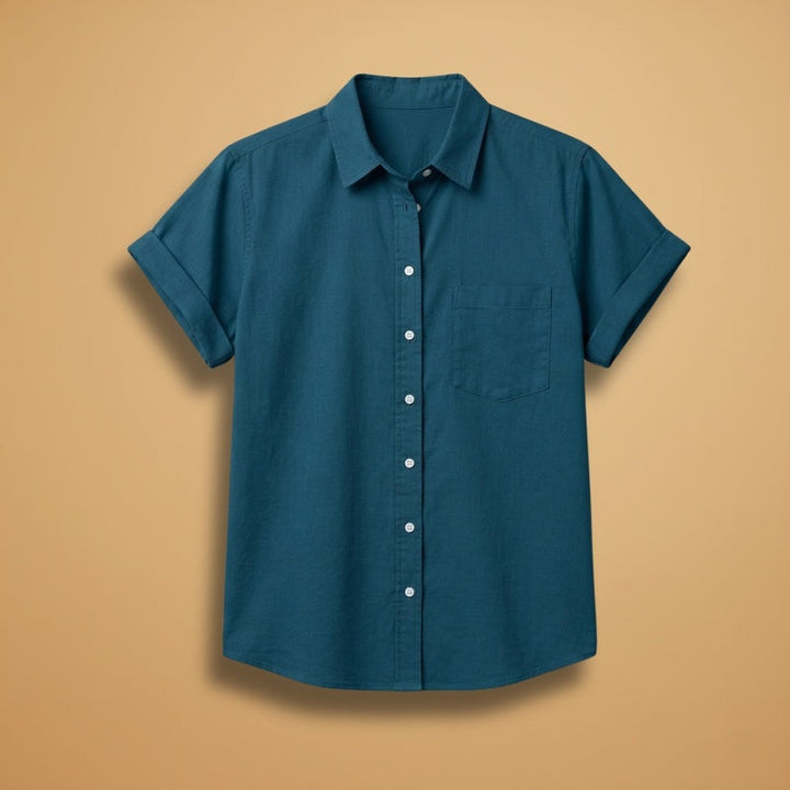 Camisa feminina manga curta com bolso, perfeita para um look casual de verão.