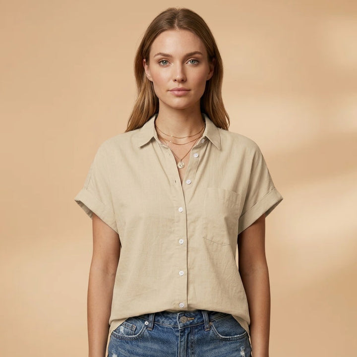 Camisa feminina versátil com bolso frontal e manga curta, para moda de verão.