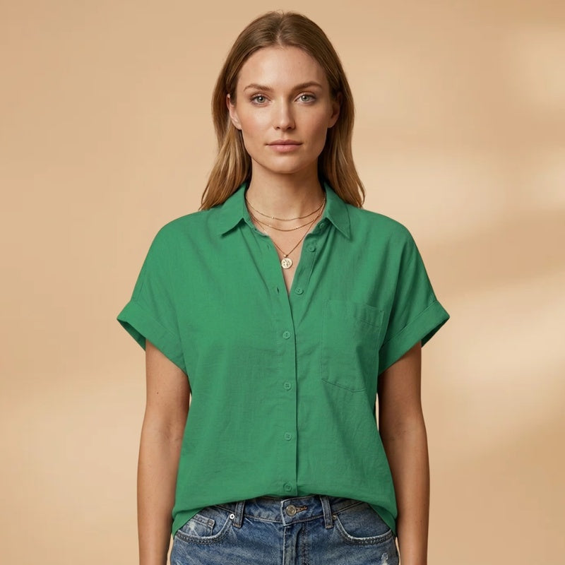 Conforto e elegância: camisa feminina de manga curta e bolso para o verão casual.