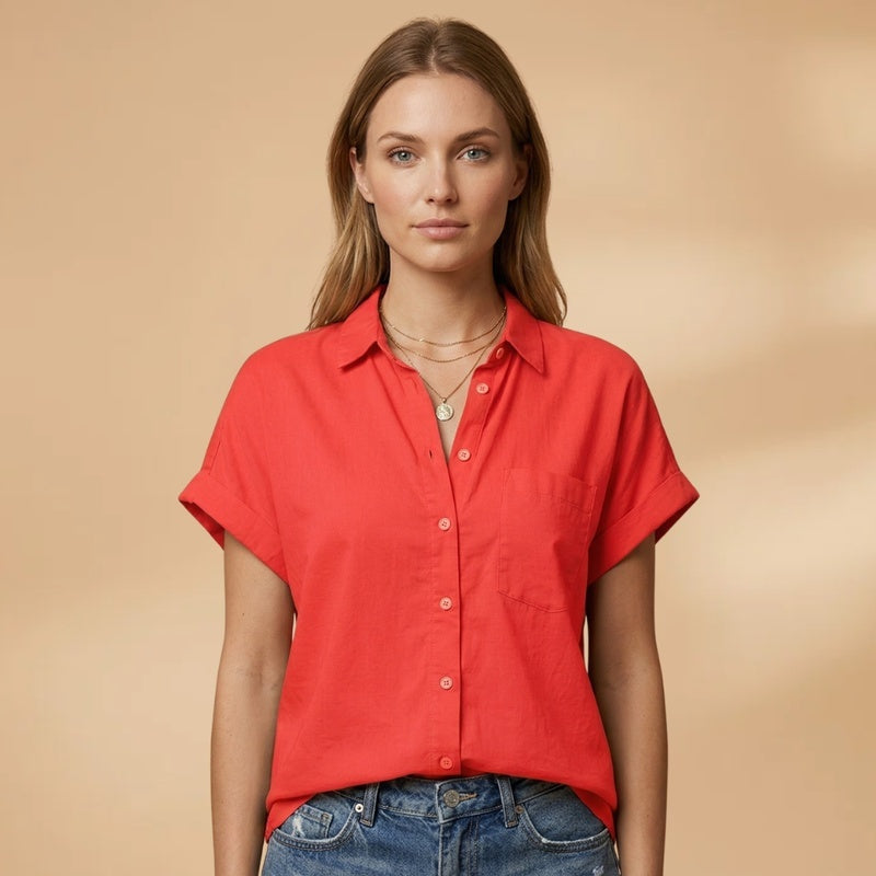 Camisa feminina com bolso e manga curta, design moderno para um visual versátil.