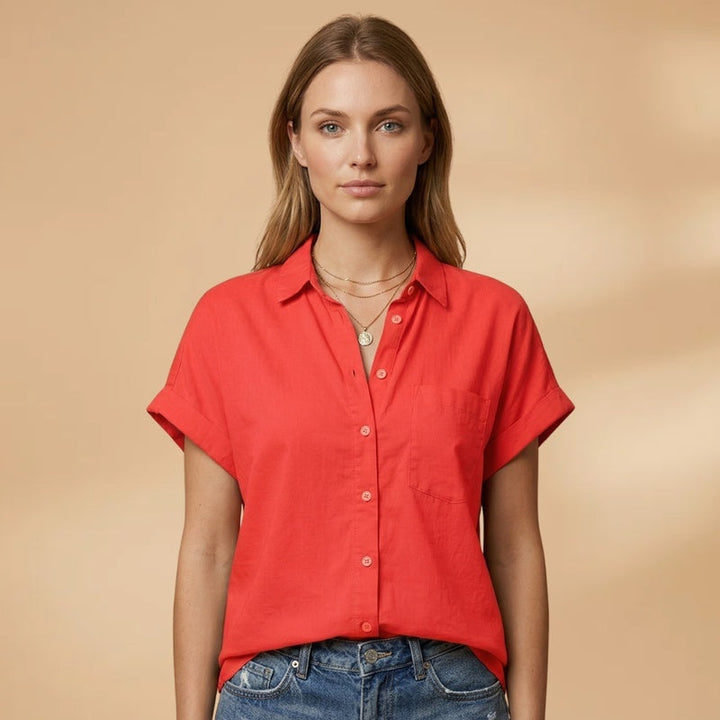 Camisa feminina com bolso e manga curta, design moderno para um visual versátil.