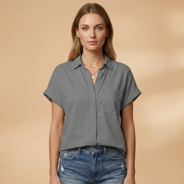 Camisa feminina, manga curta e bolso, perfeita para combinar elegância e casualidade.