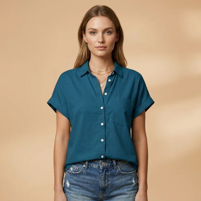 Camisa feminina elegante de manga curta com bolso, ideal para o escritório.