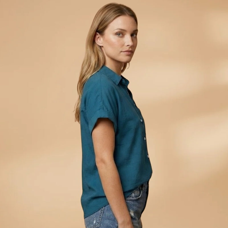 Modelo versátil de camisa feminina manga curta com bolso, para todas as ocasiões.