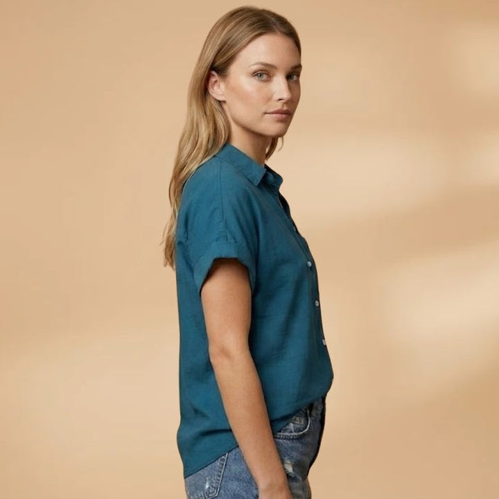Modelo versátil de camisa feminina manga curta com bolso, para todas as ocasiões.