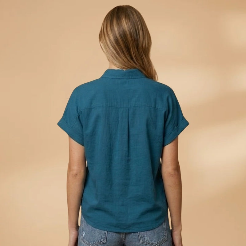 Camisa feminina casual com bolso e manga curta, para dias de moda e conforto.