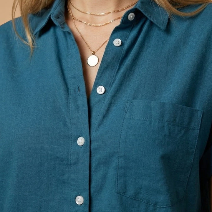 Camisa feminina de verão, manga curta e bolso funcional, estilo e praticidade.