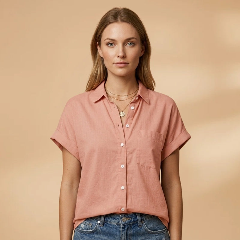 Look elegante com camisa feminina manga curta e bolso, ideal para o trabalho.