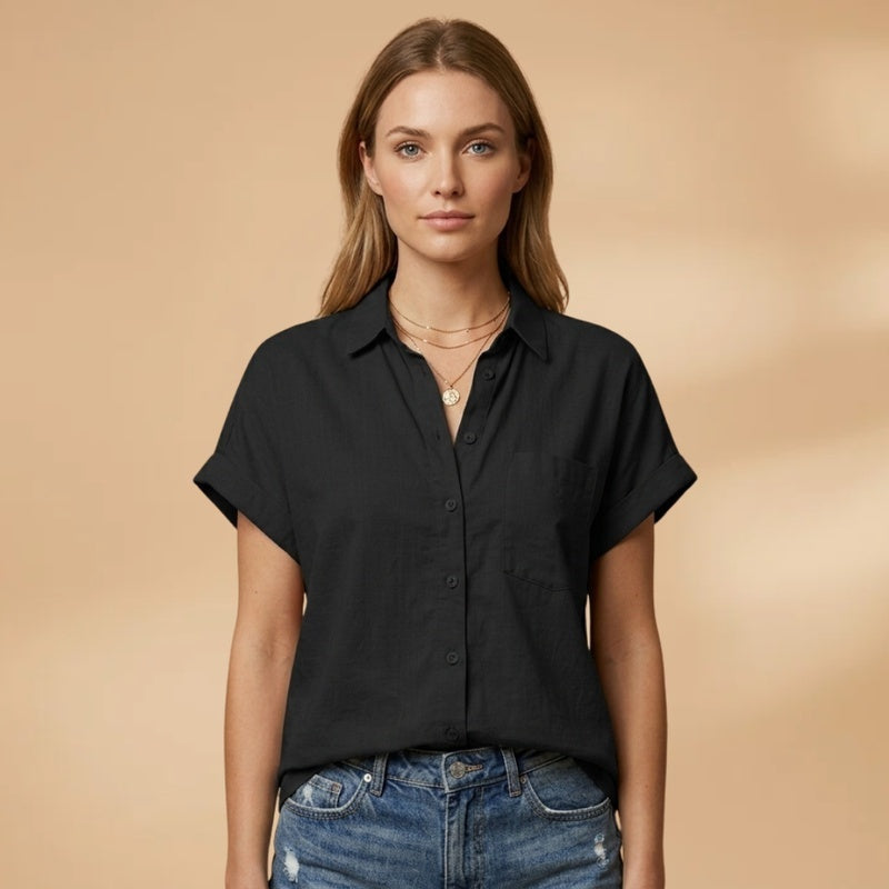 Camisa feminina versátil de bolso e manga curta, para um guarda-roupa moderno.