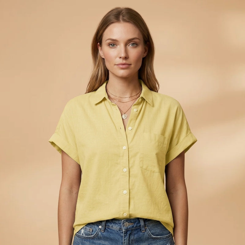 Camisa feminina com bolso, manga curta, um toque de elegância para o verão.
