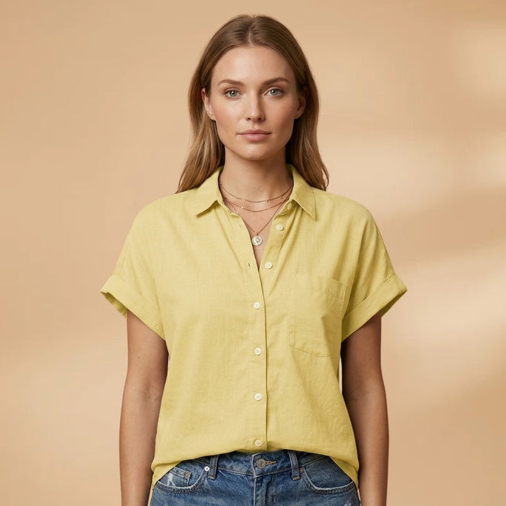 Camisa feminina com bolso, manga curta, um toque de elegância para o verão.