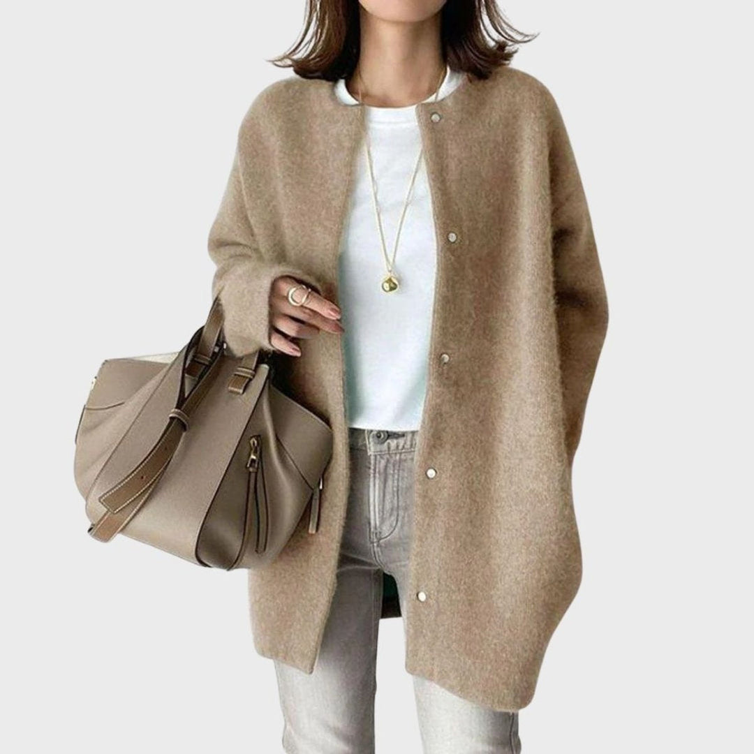 Casaco de malha oversized feminino cinzento com botões de pressão, ideal para outono e inverno.