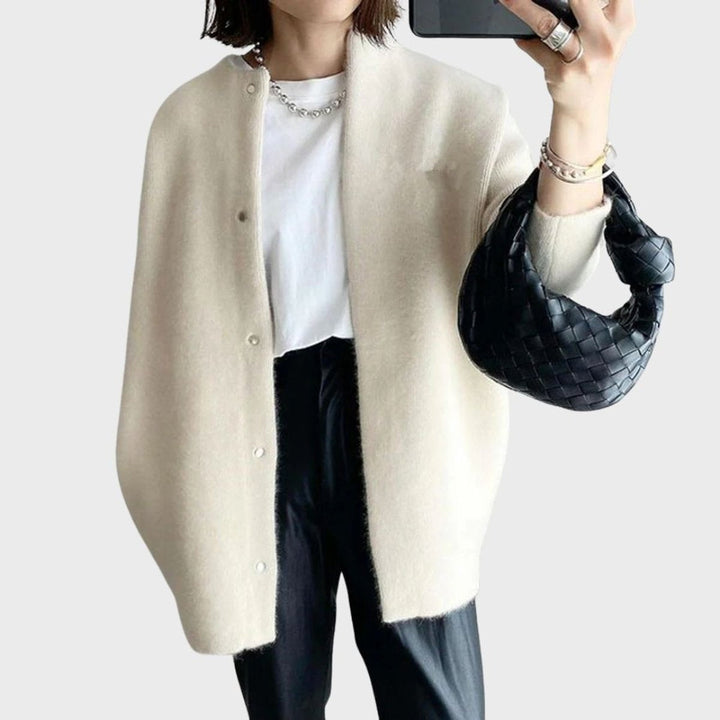 Casaco de malha oversized azul marinho feminino com botões de pressão, perfeito para um look versátil.