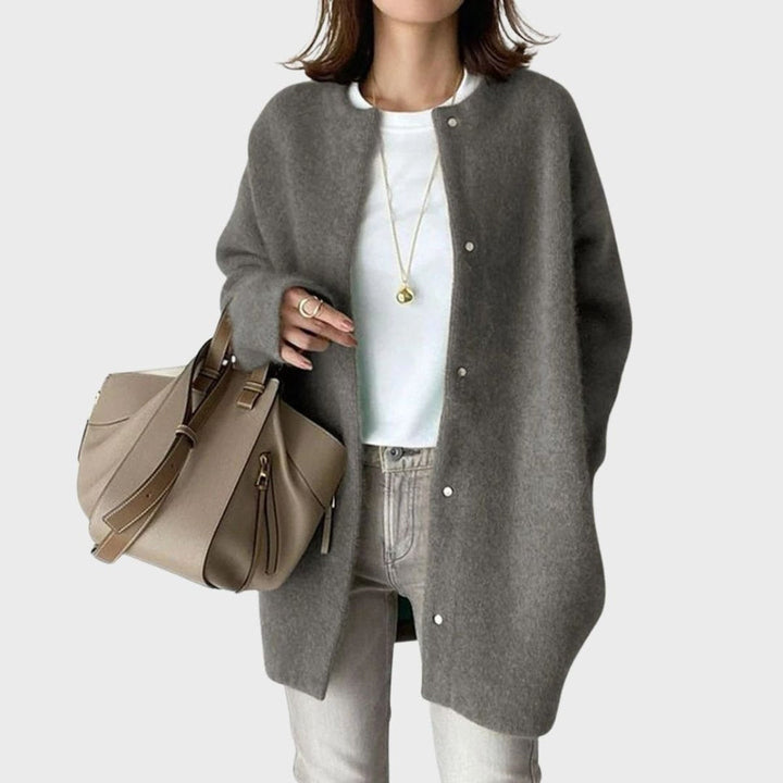 Casaco de malha oversized feminino preto com botões de pressão, peça essencial para o guarda-roupa de outono.