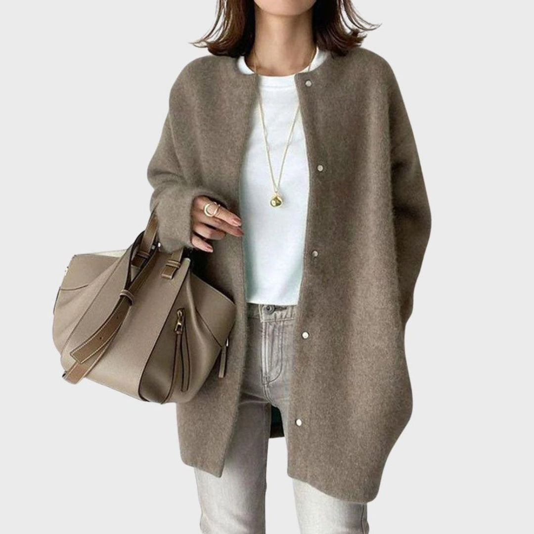 Vista traseira de casaco de malha oversized feminino em tom neutro com botões, para conforto e moda.