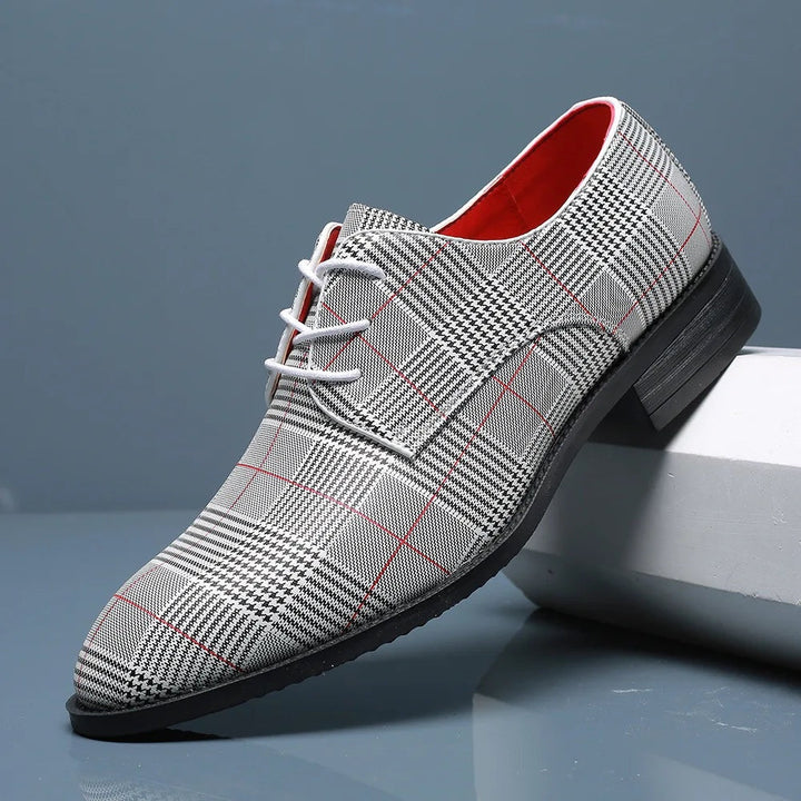 Sapatos Oxford xadrez masculino cinza elegante com atacadores, ideal para visuais formais e casuais.