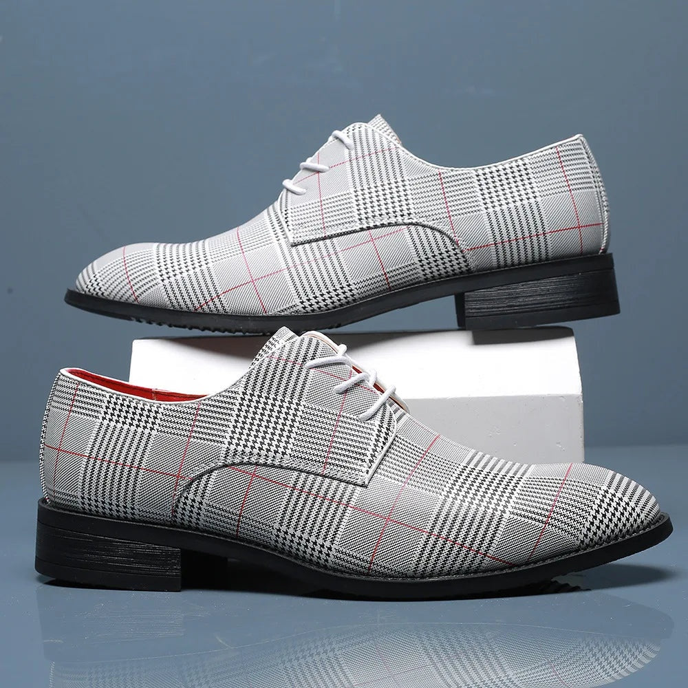 Calçado Oxford xadrez masculino versátil com atacadores, perfeito para estilo urbano e conforto diário.