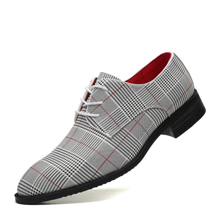 Detalhe do Oxford masculino xadrez cinza com atacadores, destacando design elegante, durável e conforto.