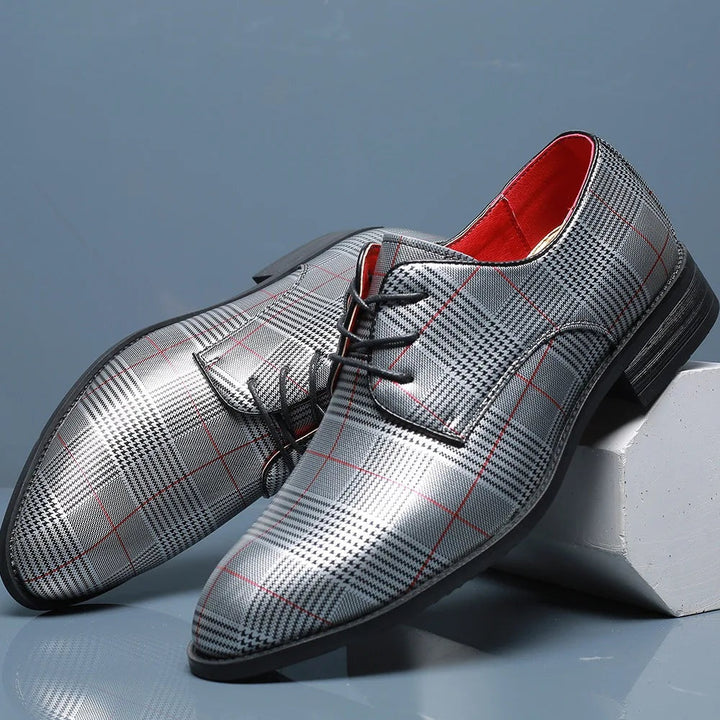 Oxford xadrez masculino elegante para eventos formais ou toque casual, com atacadores e conforto.