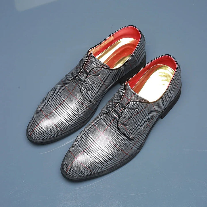Textura do padrão xadrez no sapato Oxford masculino cinza, com atacadores elegantes para um look versátil.