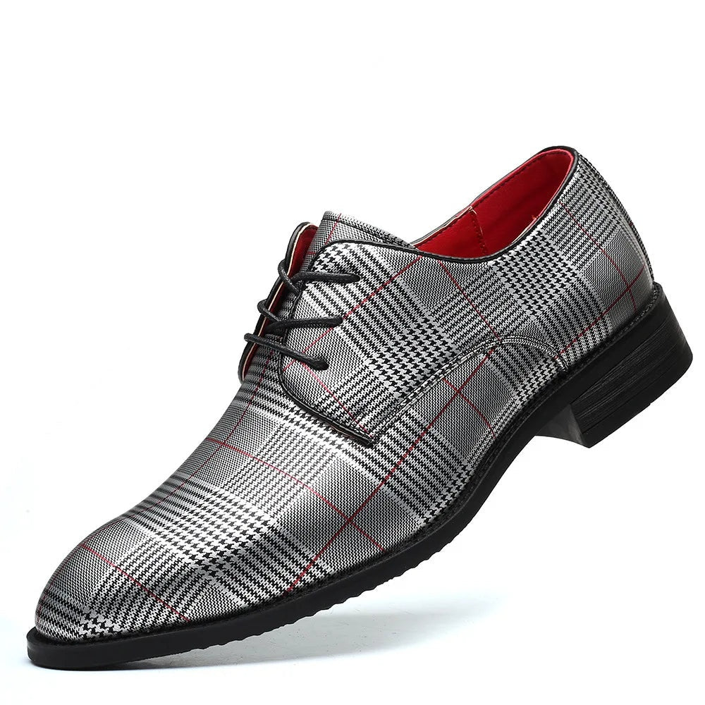 Par de sapatos Oxford xadrez masculino cinza, com atacadores, design elegante, durável e ideal para homem.