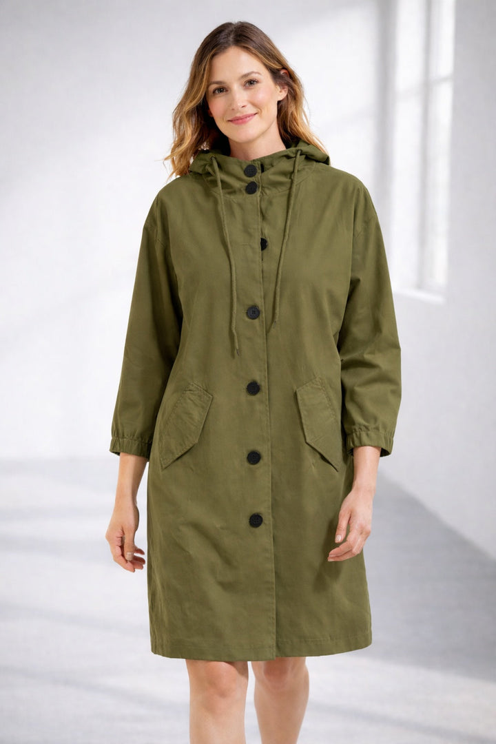Capa de Chuva Carminho, feminina, confortável e resistente, ideal para enfrentar o mau tempo.