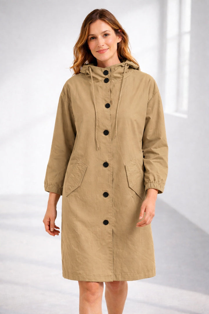 Capa de Chuva feminina Carminho, à prova d'água, ideal para atividades ao ar livre no inverno.