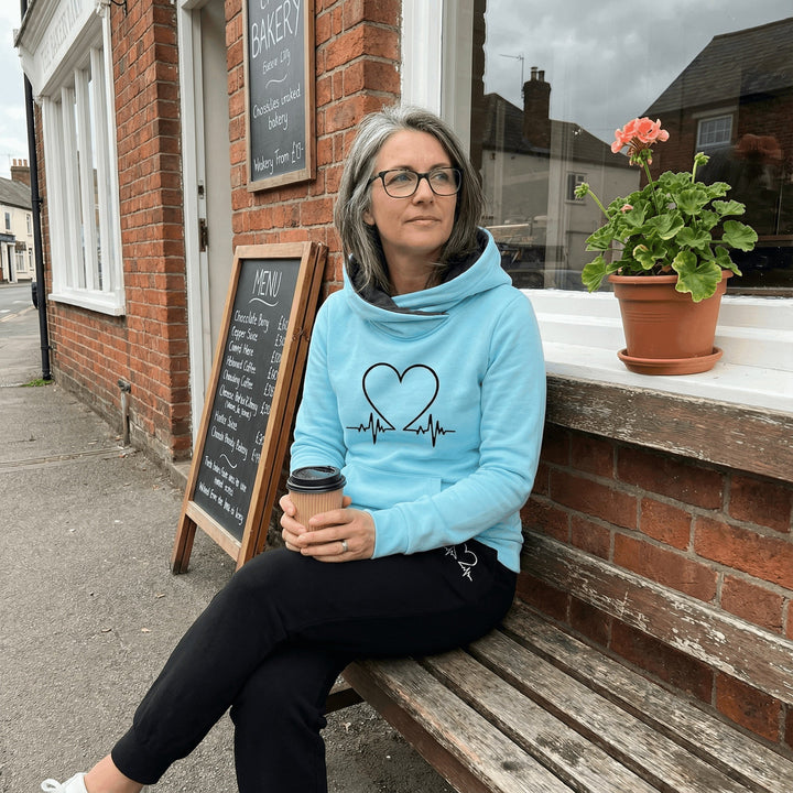 Coordenado desportivo feminino Carminho. Conjunto casual de hoodie e calças jogging para estilo moderno.