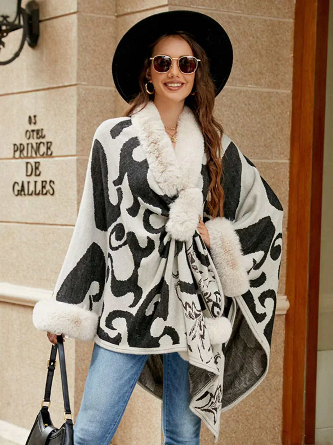 Poncho feminino estampado com gola de pelo, perfeito para moda outono/inverno, elegante e confortável.
