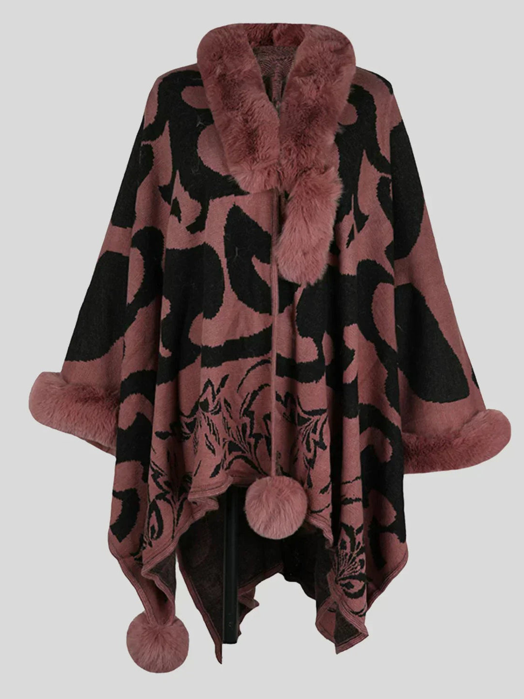 Mulher a usar poncho estampado com gola de pelo, moda casual elegante para dias frios de outono/inverno.