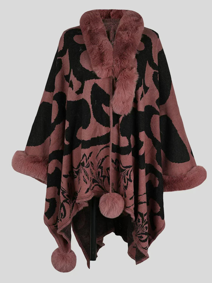 Mulher a usar poncho estampado com gola de pelo, moda casual elegante para dias frios de outono/inverno.