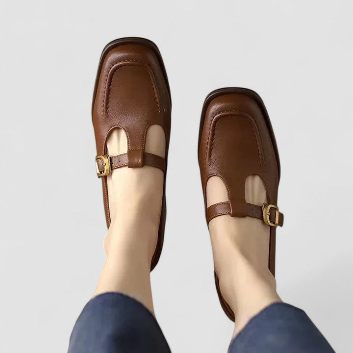 Sapatos Mary Jane T-Strap vintage para mulher com bico quadrado. Calçado feminino clássico, elegante e confortável.