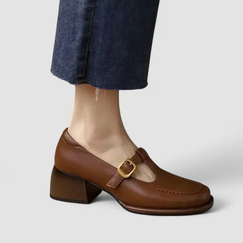 Elegantes sapatos Mary Jane T-Strap castanhos de mulher. Bico quadrado e design vintage, perfeitos para o dia a dia.